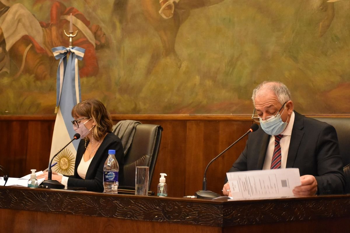 Las autoridades del Concejo Deliberante de Mor&oacute;n en plena sesi&oacute;n.