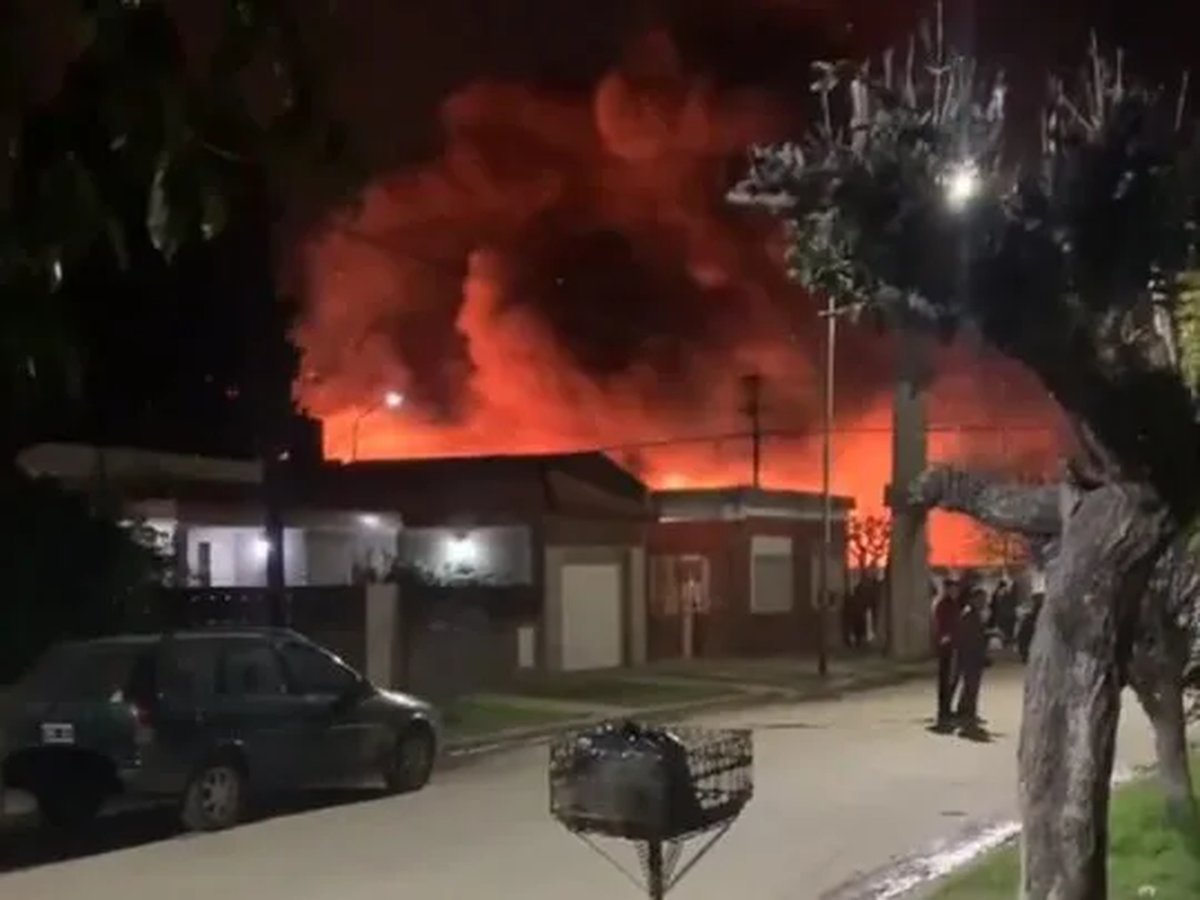 Los vecinos captaron im&aacute;genes impactantes sobre las temerosas llamas en Mor&oacute;n Sur que debieron ser contenidas por m&aacute;s de 10 dotaciones de Bomberos.