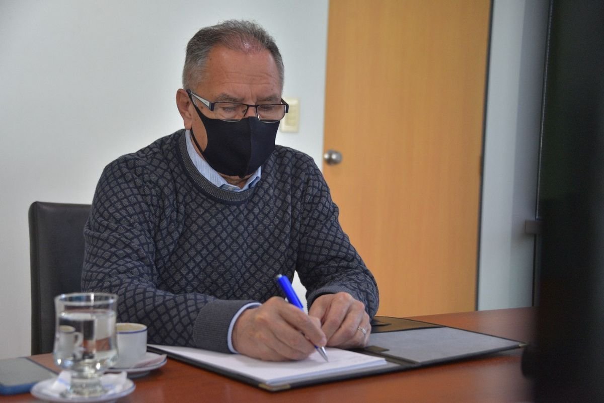 El Intendente de Ituzaing&oacute;, Alberto Descalzo, firmando el convenio.