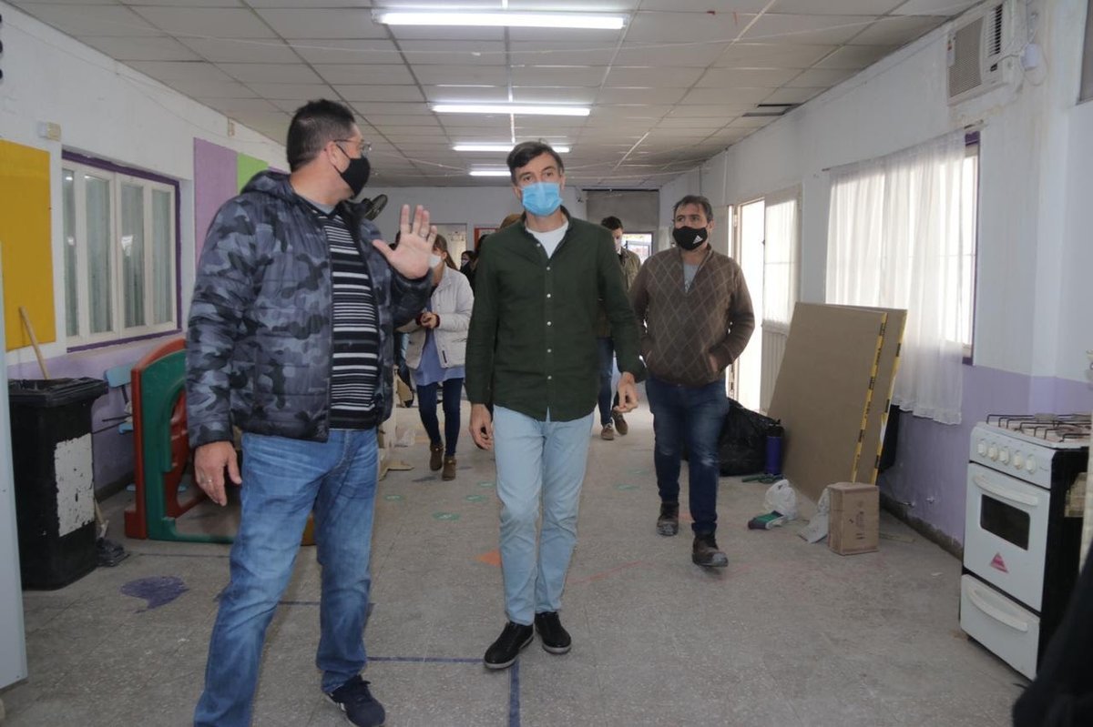 El intendente Lucas Ghi, junto a su equipo, visit&oacute; el Jard&iacute;n de Infantes N&deg; 911 