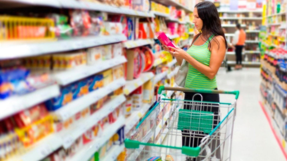 Ahora los supermercados tienen la obligaci&oacute;n de se&ntilde;alizar en las g&oacute;ndolas el producto m&aacute;s barato para cada categor&iacute;a. Santiago Cafiero afirm&oacute; que esta gesti&oacute;n esta comprometida a que "los sueldos superen la inflaci&oacute;n".