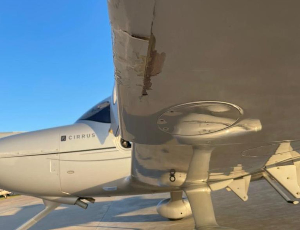 Dos personas que se encontraban sobre la pista de la Base A&eacute;rea de Mor&oacute;n lanzaron una botella que impact&oacute; en el borde del ala izquierda.