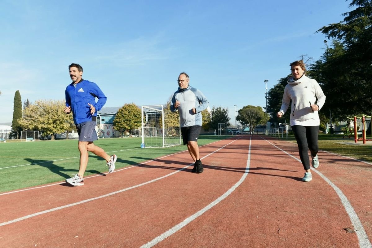 Daniela Sruoga junto a Pablo Fuentes y Diego Valenzuela en Tres de Febrero