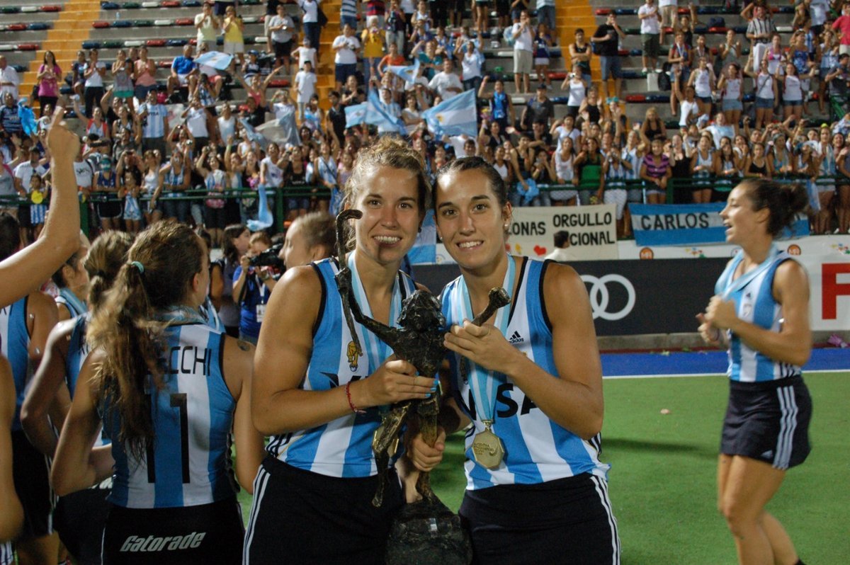 Daniela y Josefina Sruoga con Las Leonas