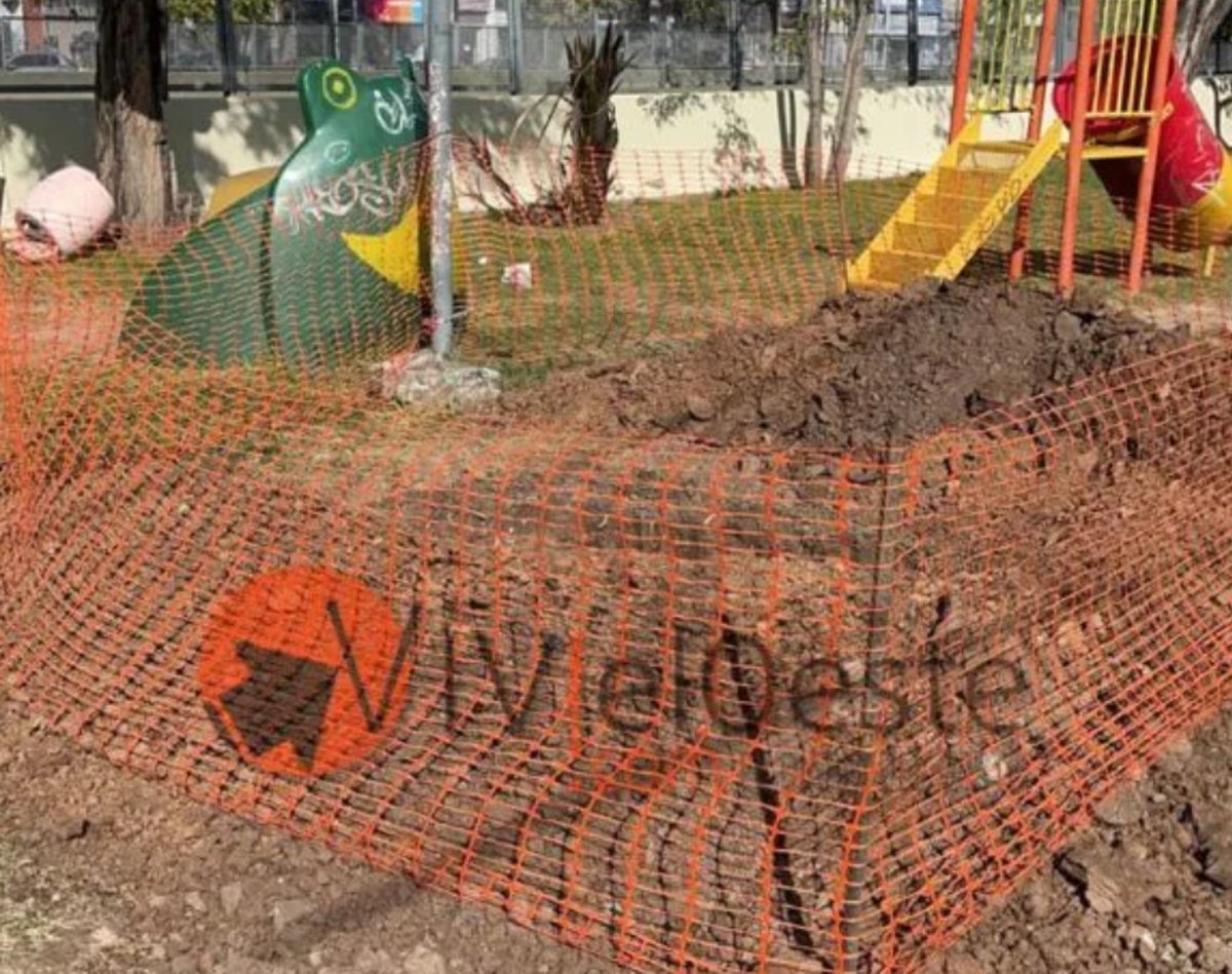 La plaza de Haedo d&oacute;nde se hab&iacute;a realizado un pozo para evaluar la zona de construcci&oacute;n de los puentes del Tren Sarmiento, lo que fue alertado por los vecinos.