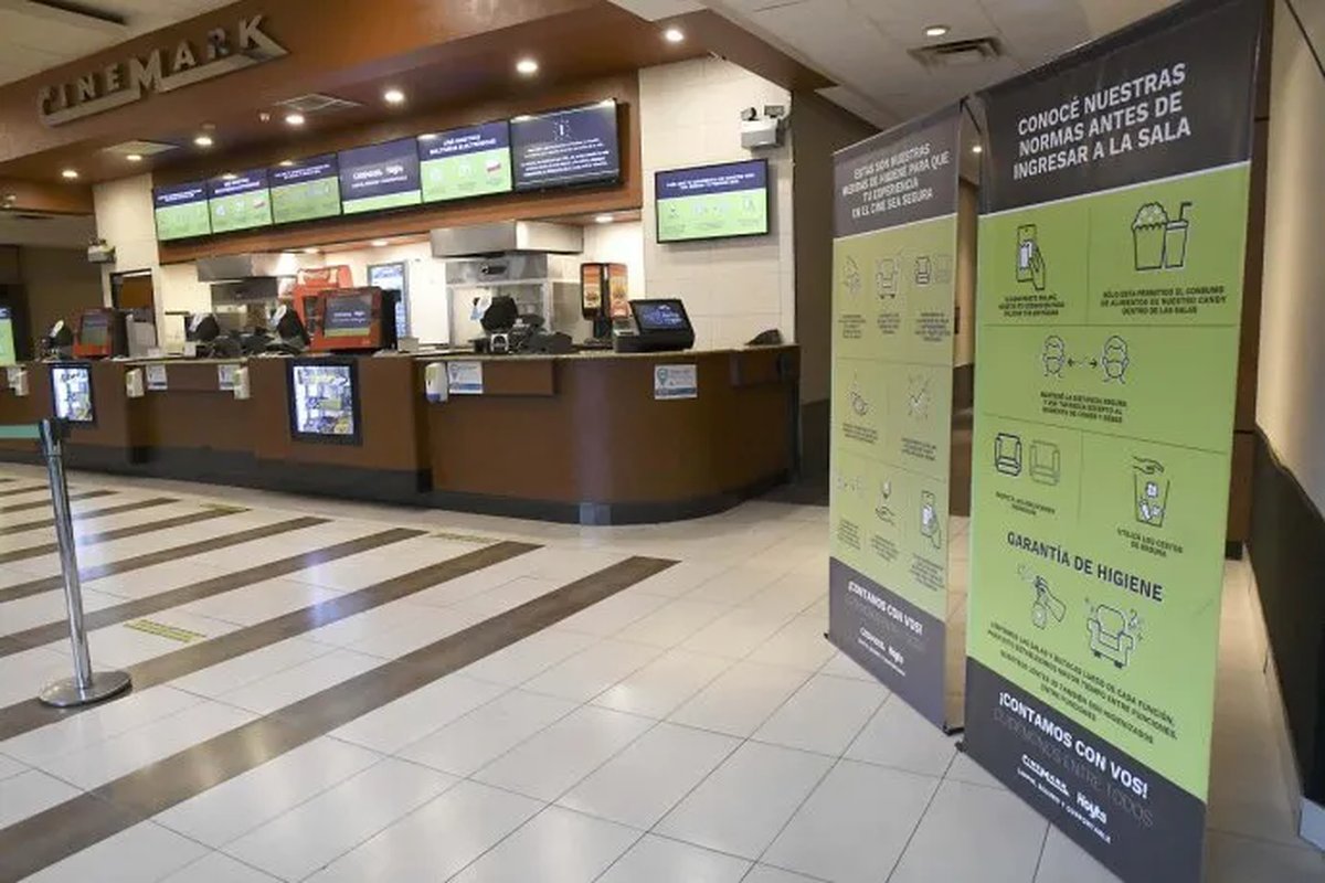 En el marco de las restricciones por la pandemia, el Gobierno de la provincia dispuso que a partir de este viernes las salas de teatro pueden abrir con un aforo del 50% y las de cine del 30%