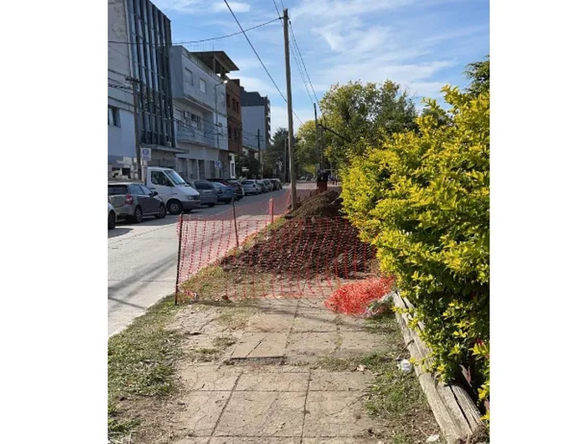 La plaza de Haedo d&oacute;nde se hab&iacute;a realizado un pozo para evaluar la zona de construcci&oacute;n de los puentes del Tren Sarmiento.