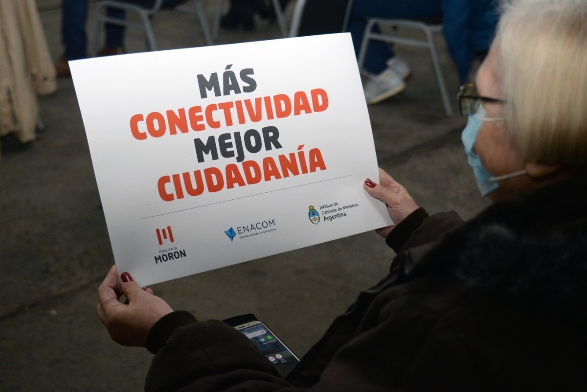 El intendente Lucas Ghi y el presidente del Ente Nacional de Comunicaciones (ENACOM), Claudio Ambrosini, firmaron un acta acuerdo para extender el tendido de fibra &oacute;ptica a diferentes zonas de Mor&oacute;n sur.
