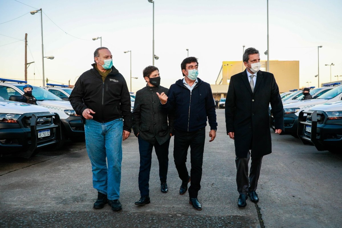 Berni; Kicillof; Espinoza y Massa caminan en el acto oficial de entrega de nuevos patrulleros para reforzar la seguridad de La Matanza.