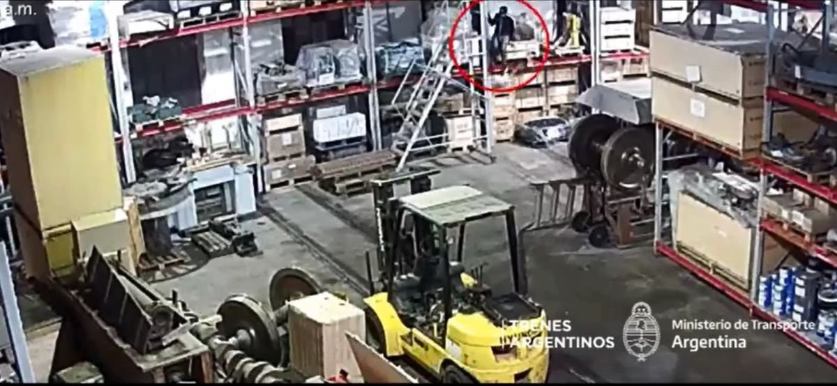 Asi ingresaba el delincuente al taller de Tapiales