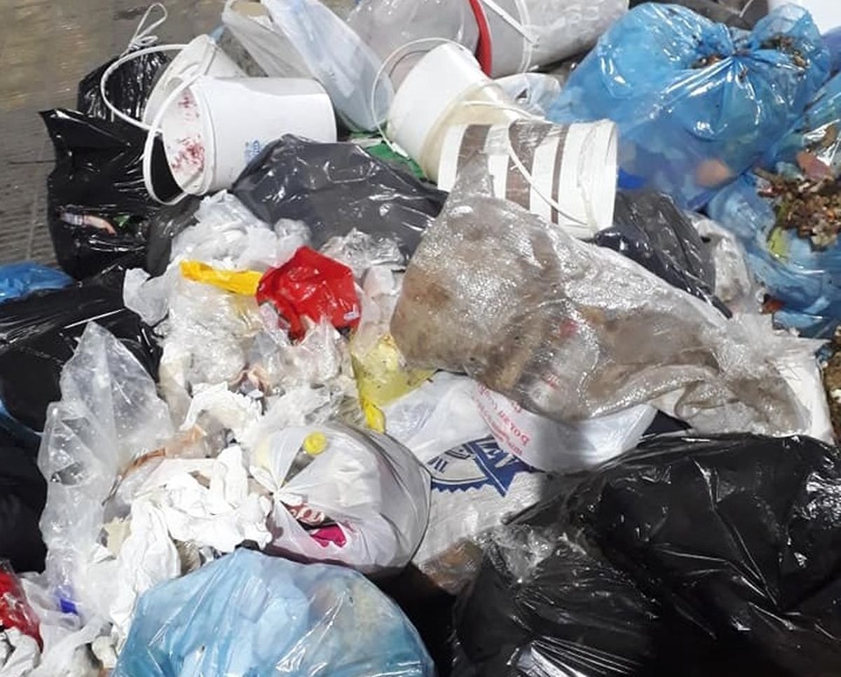 La basura acumulada en esta plazoleta de Ramos Mej&iacute;a