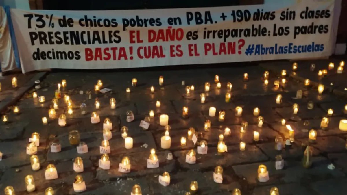 Vigilia organizada por los Padres Organizados de Mor&oacute;n, en el marco de su pedido al retorno de clases presenciales. Ahora el grupo exige que se conforme una sola burbuja en cada aula.