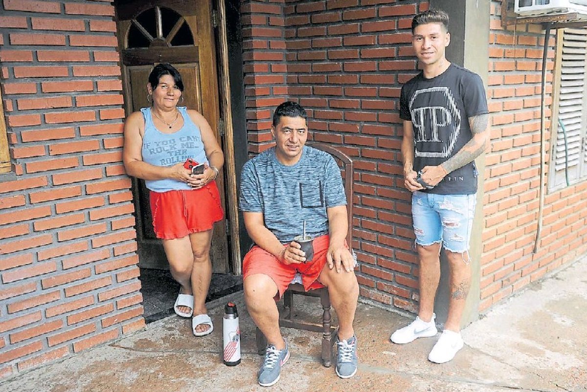 El defensor junto a sus padres, en la casa de su infancia en pleno distrito de La Matanza. Montiel brill&oacute; en la final de la Copa Am&eacute;rica y se gan&oacute; un lugar en la Selecci&oacute;n Argentina.