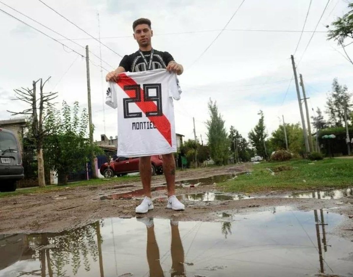 Gonzalo Montiel muestra su camiseta de River desde Virrey del Pino, barrio en donde vivi&oacute; toda su infancia hasta llegar a la pensi&oacute;n del Club.