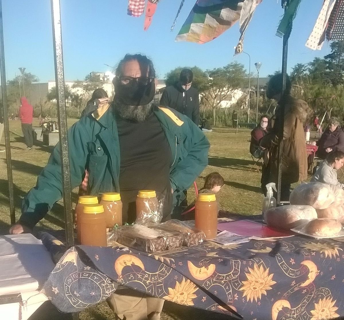 Productos de la econom&iacute;a local en la feria vecinal de la Plaza Goria de Haedo