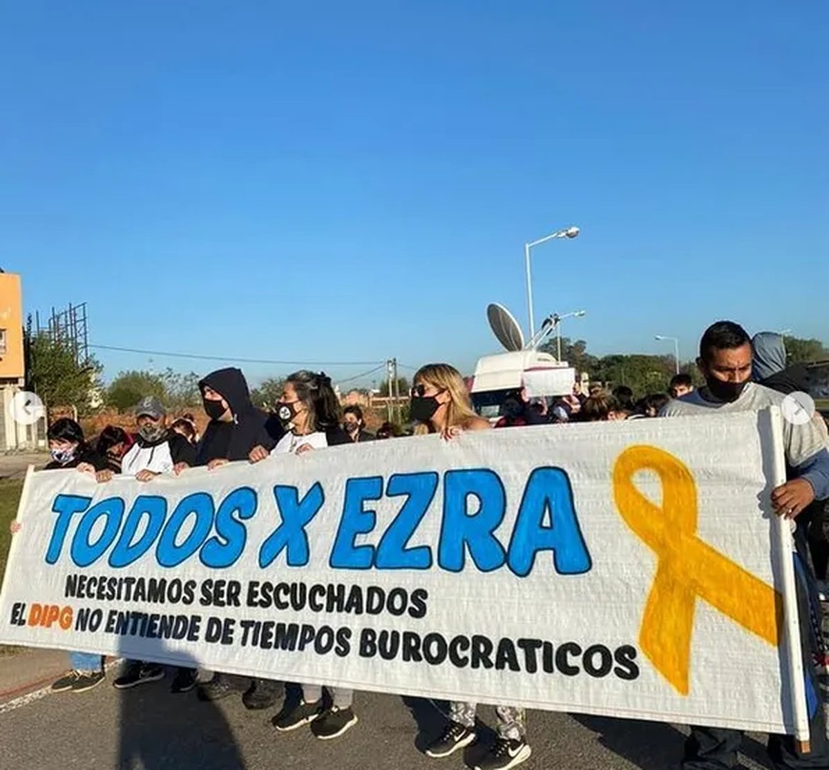 Los vecinos de Luj&aacute;n se unieron para pedir por Ezra