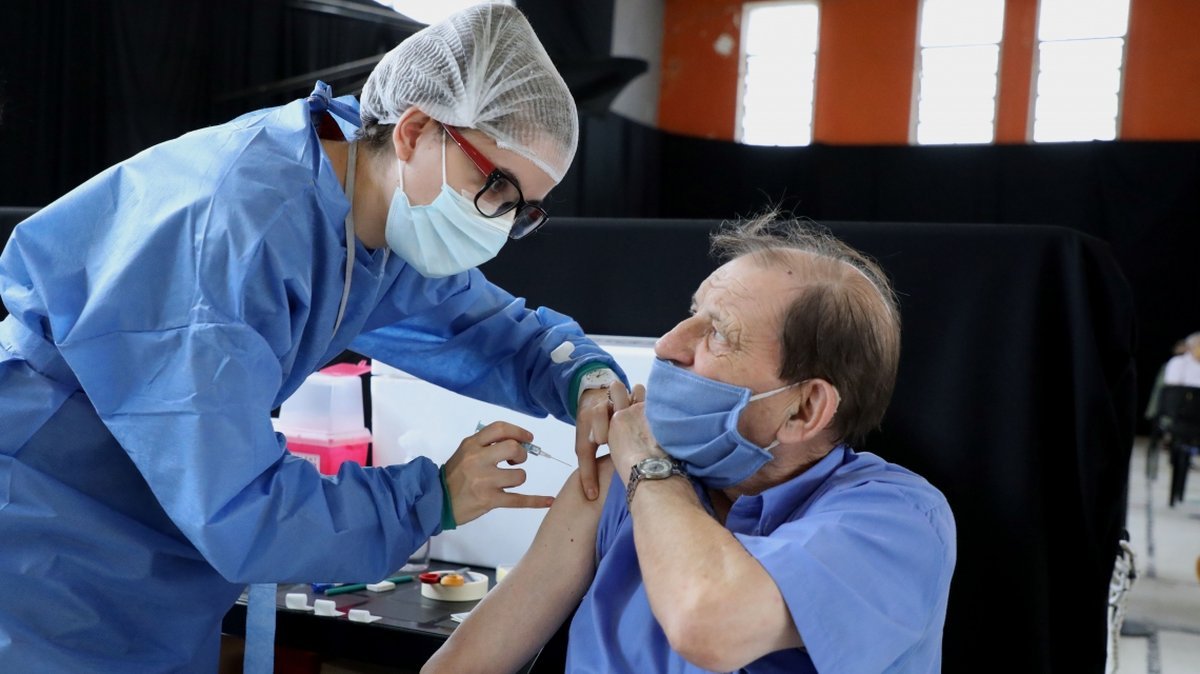 A partir del pr&oacute;ximo lunes, la provincia de Buenos Aires ampliar&aacute; el aforo en espacios cerrados para distintas actividades s&oacute;lo para personas vacunadas contra el coronavirus, con la primera o segunda dosis.