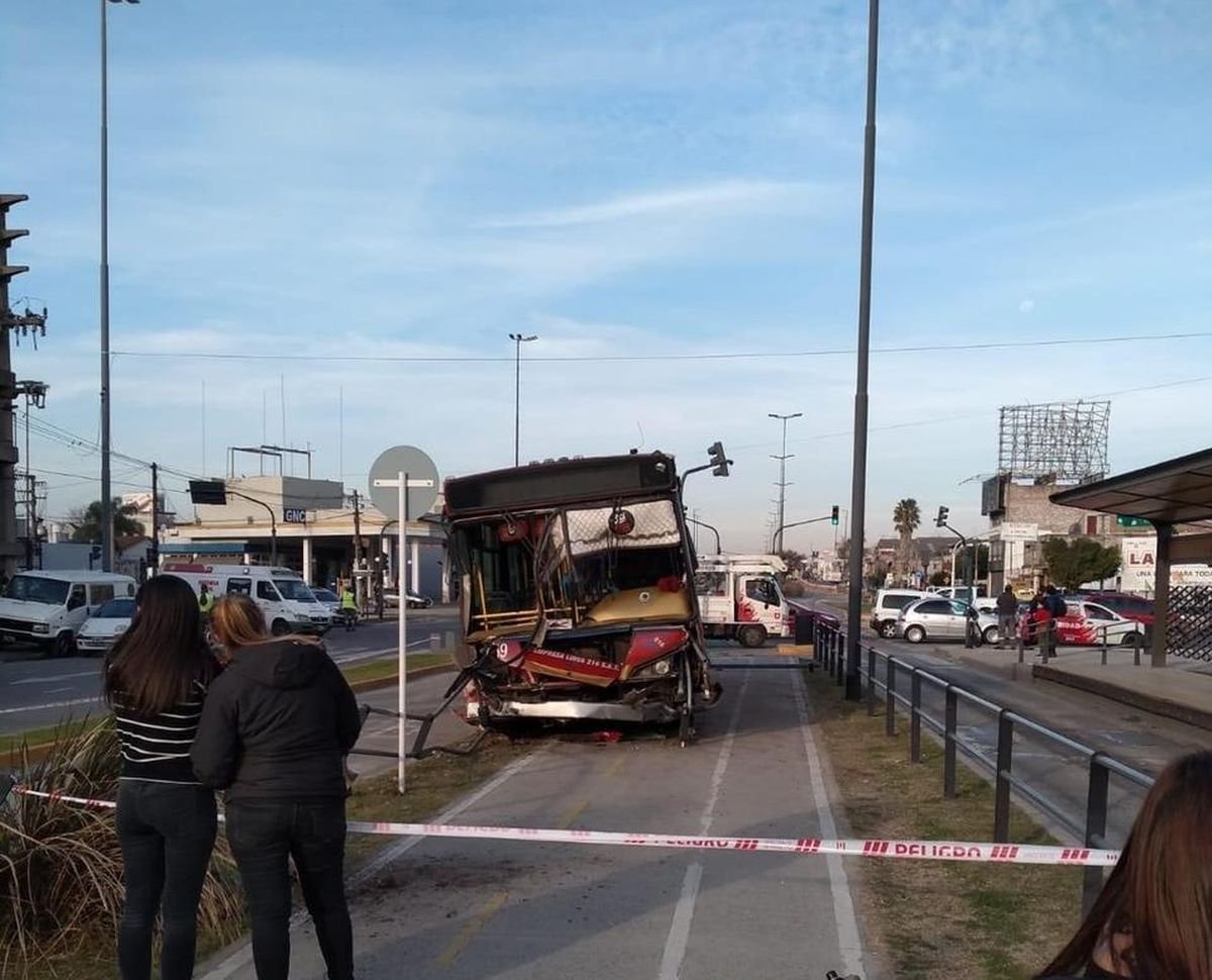Haedo: As&iacute; qued&oacute; el colectivo de la l&iacute;nea 166 tras el impacto&nbsp;
