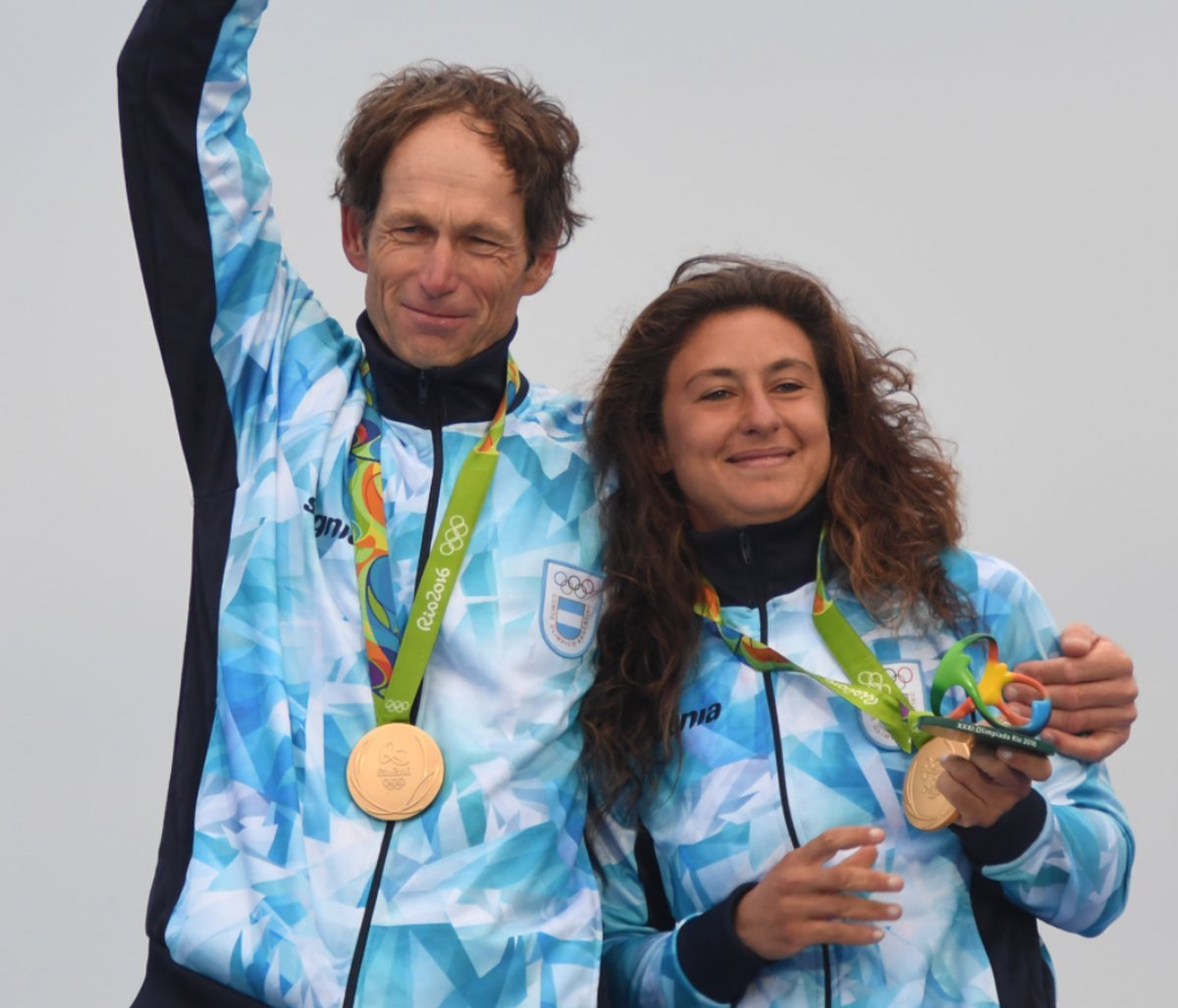 Los abanderados de la delegaci&oacute;n de argentinos en el desfile inaugural de los Juegos Ol&iacute;mpicos Tokio 2020 son Santiago Lange y Cecilia Carranza.