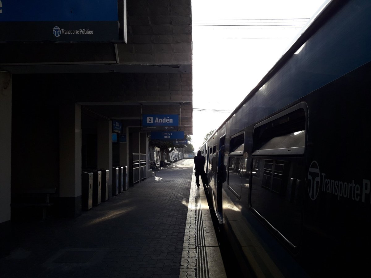 Los usuarios expresaron su malestar con las demoras del Tren Sarmiento esta ma&ntilde;ana en redes. Fotos: Usuario Diego Anderica (Twitter).
