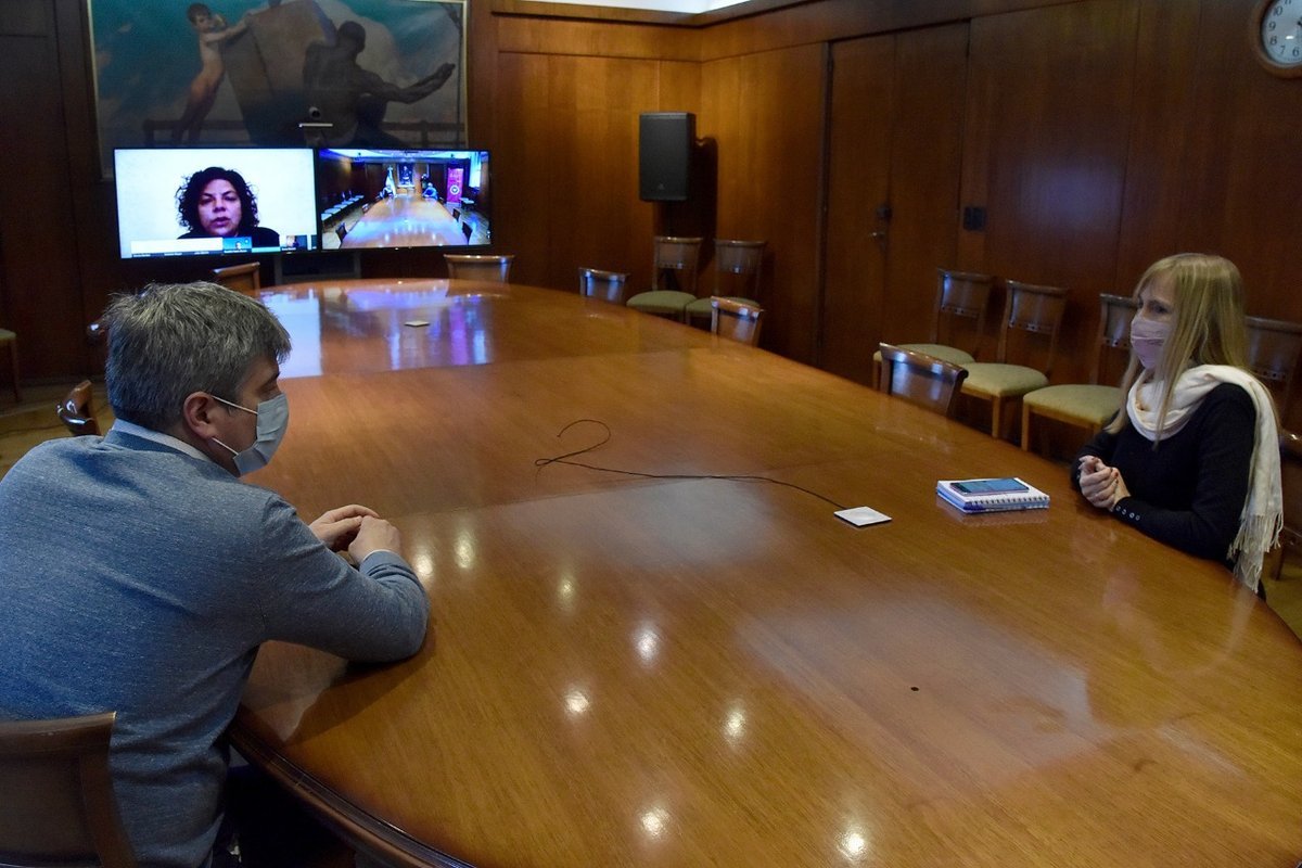 La ministra de Salud de la Naci&oacute;n, Carla Vizzotti present&oacute; hoy ante referentes de la Sociedad Argentina de Pediatr&iacute;a (SAP), de la Defensor&iacute;a Ni&ntilde;os, Ni&ntilde;as y Adolescentes, y funcionarios de las carteras sanitarias provinciales las condiciones de priorizaci&oacute;n para la vacunaci&oacute;n COVID-19 en adolescentes de 12 a 17 a&ntilde;os con Vacunas Moderna.