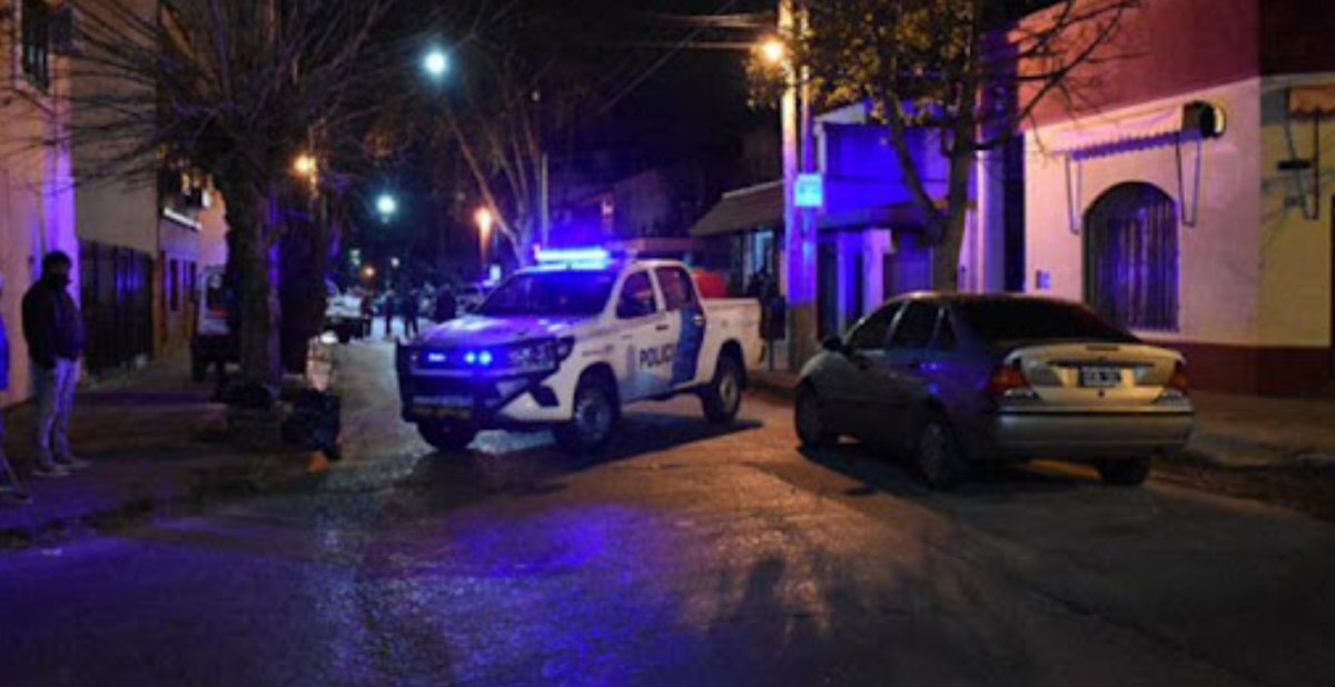 Luis Alberto Verdugo, un jubilado de 66 a&ntilde;os, se enfrent&oacute; el martes con dos ladrones que intentaron ingresar a asaltar su casa en el partido bonaerense de Tres de Febrero, recibi&oacute; un disparo en la cara y logr&oacute; herir a los dos atacantes, que fueron detenidos.