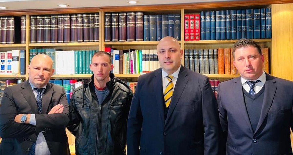 La Fundaci&oacute;n Chocobar asumi&oacute; la defensa particular del Polic&iacute;a Bonaerense que bale&oacute; al m&uacute;sico Santiago "Chano" Moreno Charpentier. Las fotos tomadas en el lugar se viralizaron en las redes.