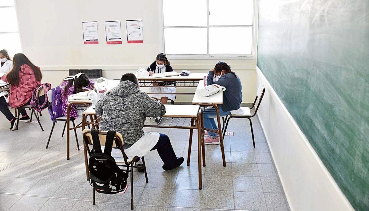 En la Ciudad de Buenos Aires, el plan de regreso a la presencialidad en las escuelas se aplicar&aacute; gradualmente y de forma obligatoria -a excepci&oacute;n de los estudiantes que integren grupos de riesgo o que conviven con adultos con comorbilidades- en un sistema de 4 etapas.
