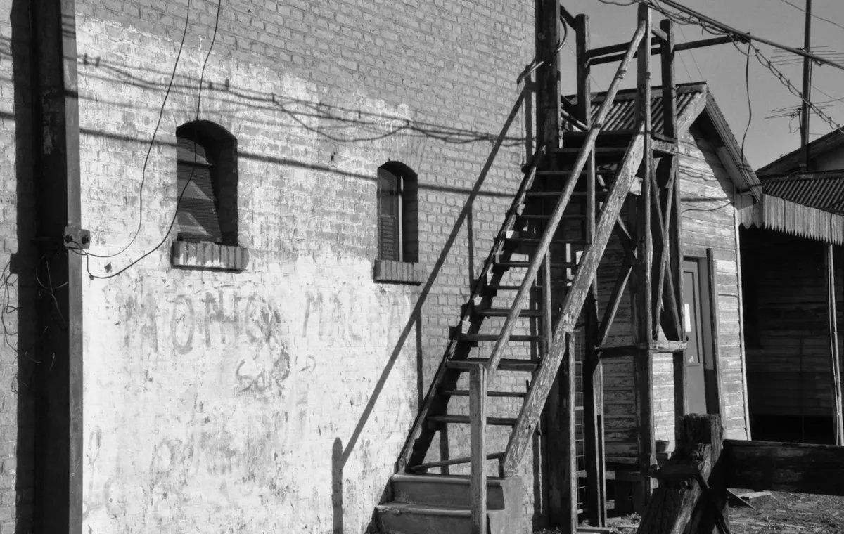 En 1882 se decidi&oacute; aprobar un ramal La Plata-Mor&oacute;n para empalmar con el Ferrocarril Oeste. Se eligi&oacute; un punto de empalme cercano a Mor&oacute;n, el m&aacute;s conveniente por razones t&eacute;cnicas, que luego dar&iacute;a nacimiento al pueblo de Haedo.