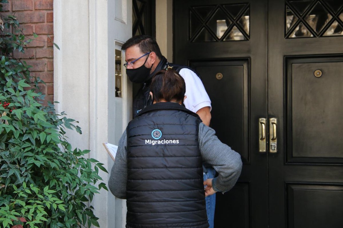 Las personas que ingresen a Argentina deber&aacute;n realizar un PCR en el lugar de origen 72 horas antes del abordaje y adjuntar el resultado negativo a la DDJJ, asimismo, deber&aacute;n contratar seguro m&eacute;dico COVID. Luego realizar&aacute;n el aislamiento correspondiente.