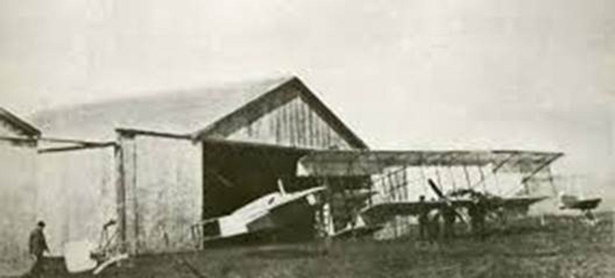 Los comienzos de los hangares de la Escuela de Aviaci&oacute;n Militar en El Palomar.