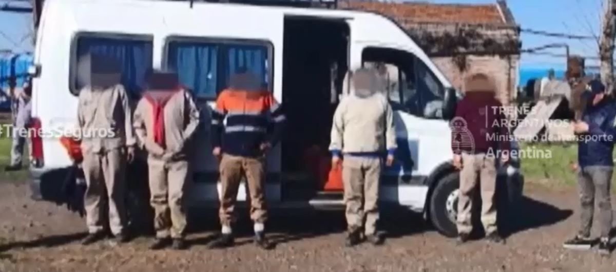 Cinco detenidos en Haedo por intentar robarse cables de cobre de una locomotora