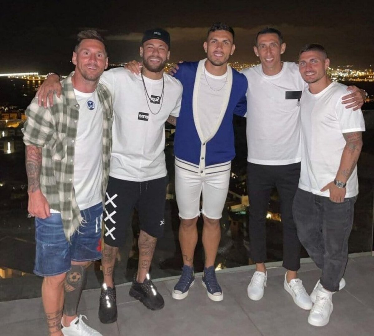 Una foto premonitoria: Lionel Messi junto a las figuras del PSG durante sus vacaciones en Ibiza