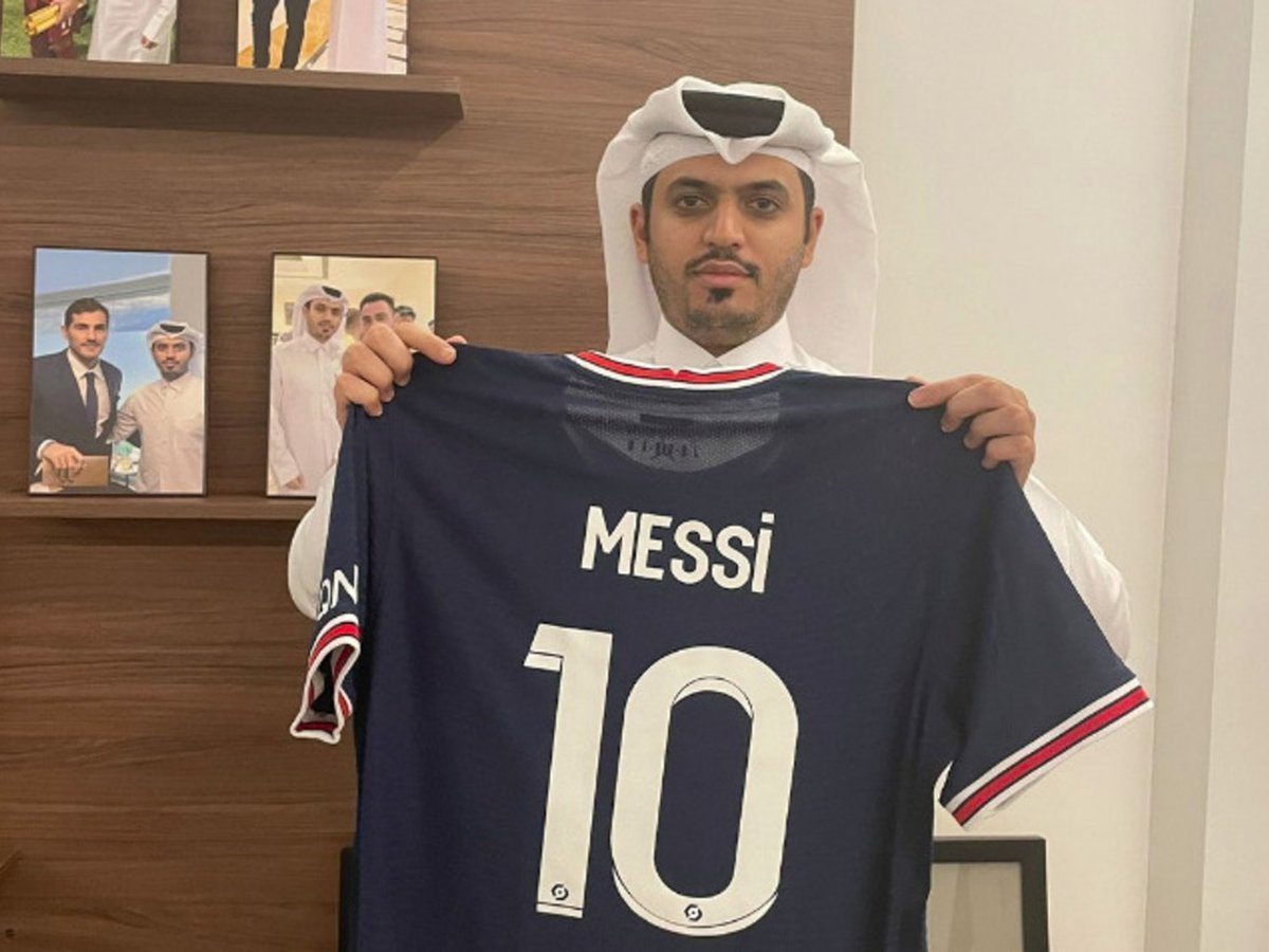 El Khalifa bin Hamad Al Thani, hermano del emir de Qatar propietario del Paris Saint Germain "spoile&oacute;" la noticia con esta foto