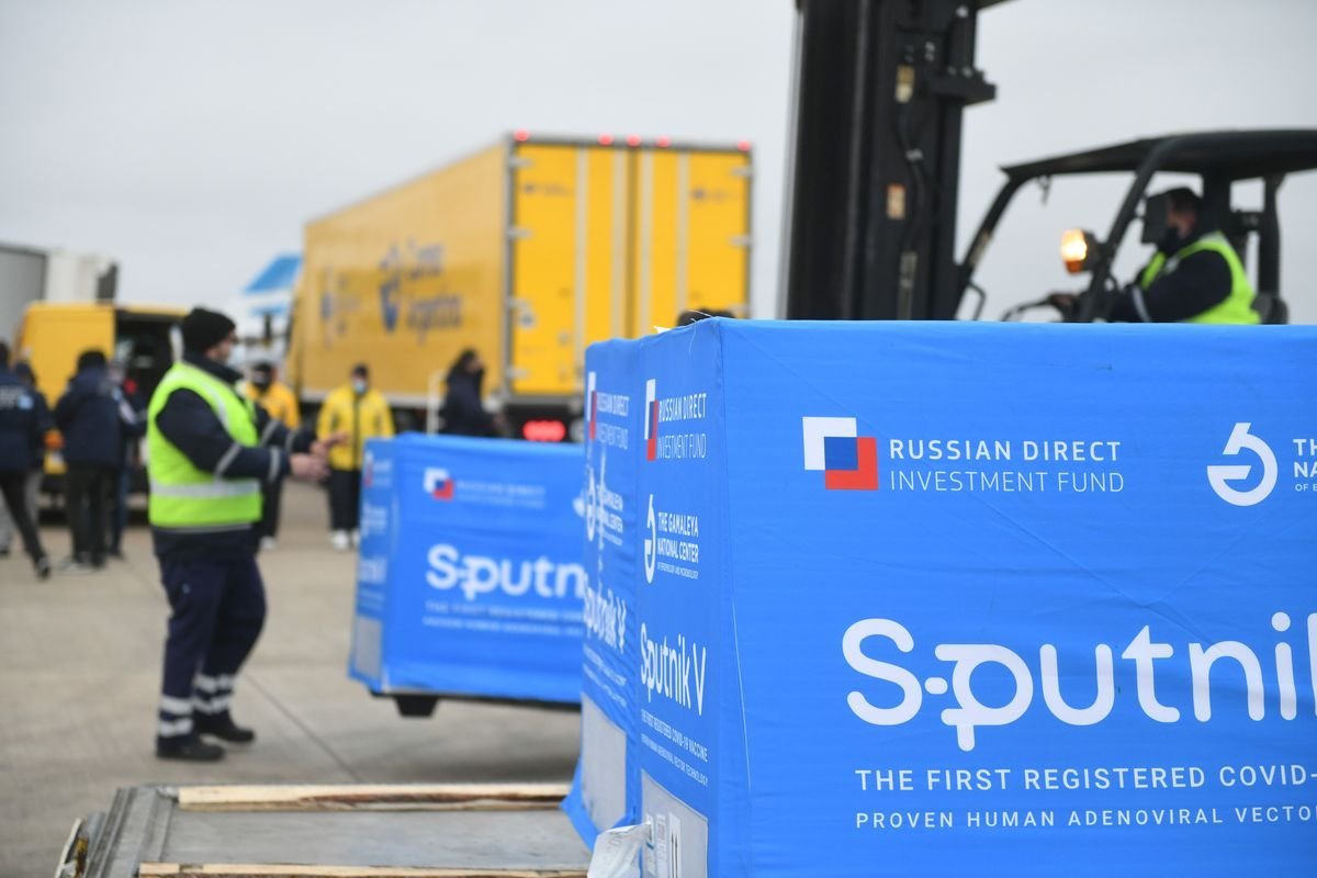 Arrib&oacute; ayer por la tarde, a las 16:24, al aeropuerto de Ezeiza el vuelo AR1065 de Aerol&iacute;neas Argentinas, proveniente de Mosc&uacute;, cargado con 400.000 vacunas del componente 2 de Sputnik V.