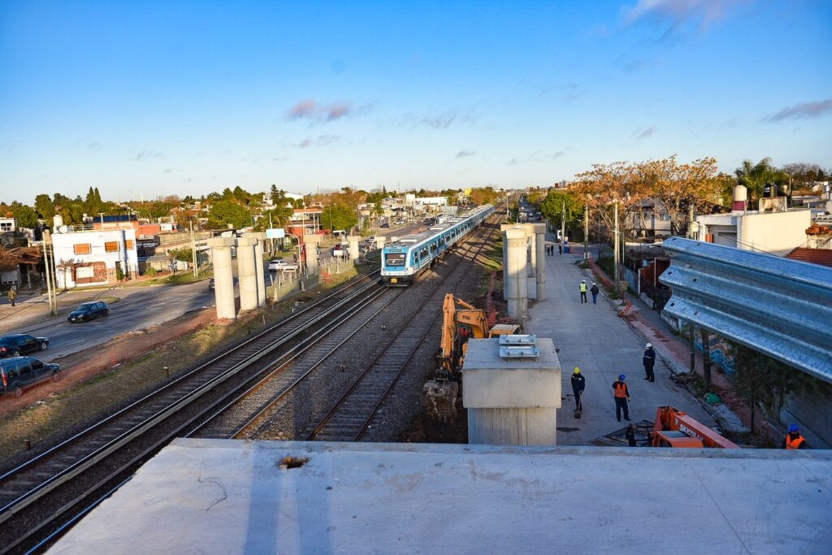 El s&aacute;bado 1 de agosto finaliz&oacute; el esperado montaje de dos nuevos puentes modulares sobre las v&iacute;as del ferrocarril Sarmiento que conectar&aacute;n las avenidas N&eacute;stor Kirchner con Belgrano en Ituzaing&oacute;. Quedar&aacute;n inaugurados el martes 17 de agosto.