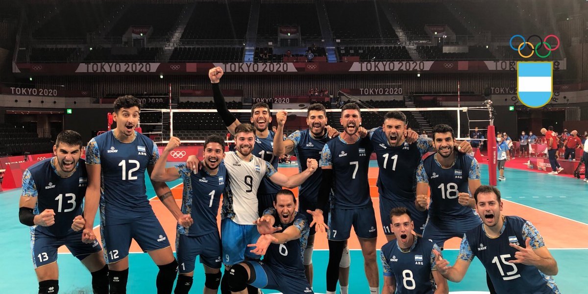 El festejo de los jugadores de la selecci&oacute;n de v&oacute;ley argentina tras obtener la medalla de bronce en Tokio 2020.