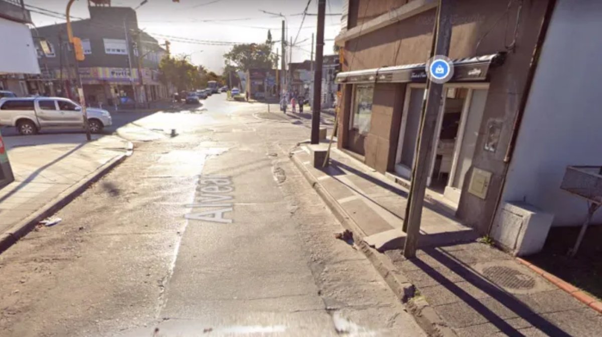 Los investigadores del robo de 67 pistolas marca Bersa, cometido por al menos tres delincuentes que asaltaron al conductor que las transportaba en una camioneta desde la f&aacute;brica, en Ramos Mej&iacute;a.