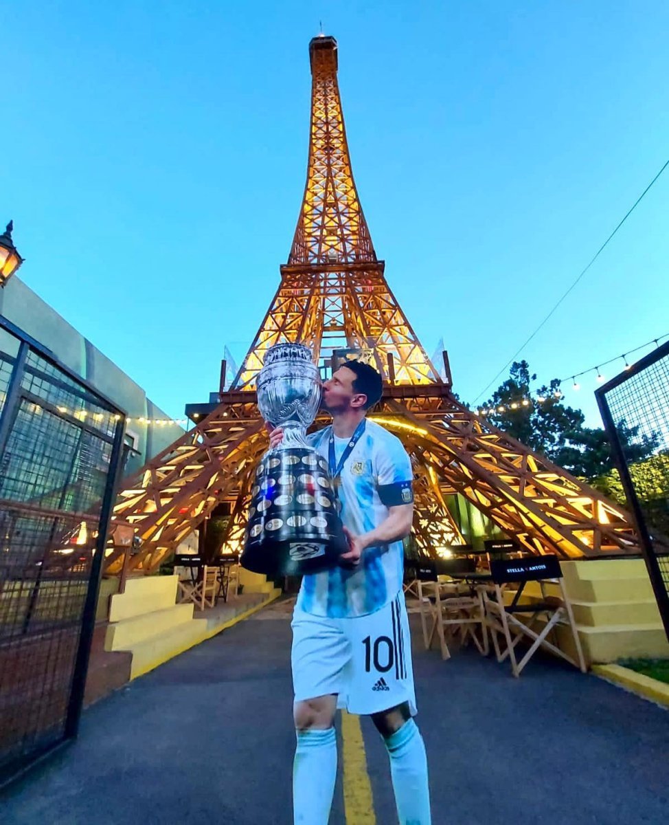 Con la llegada de Leonel Messi al Paris Saint Germain, desde The Tower Beer House instalaron una gigantograf&iacute;a del diez levantando la recientemente ganada Copa Am&eacute;rica con la Torre Eiffel detr&aacute;s.