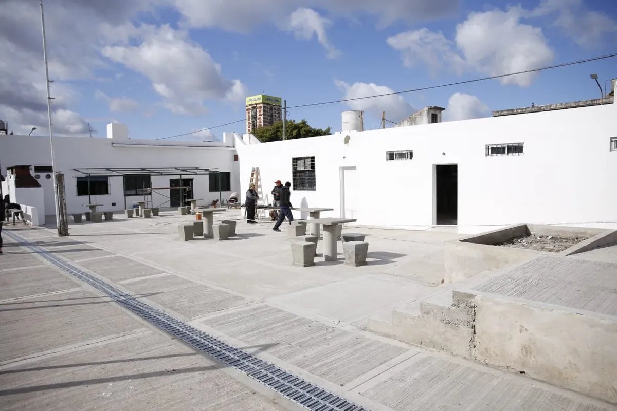 Mientras avanza la obra de nuevo CEDEM N&deg; 4 en Ciudadela en Tres de Febrero, jovenes y ni&ntilde;os de la localidad pintaron un mural para decorar el espacio.