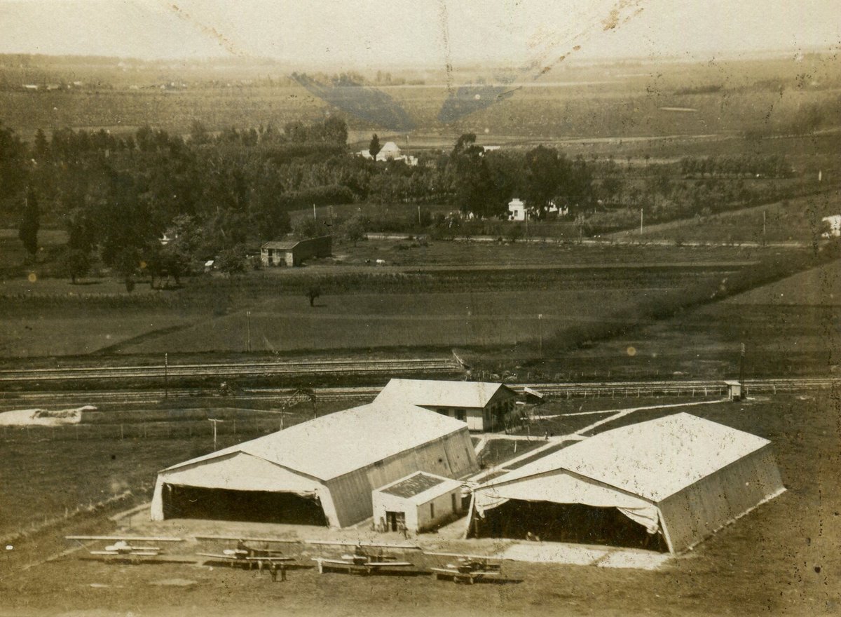 Oficinas de la Sociedad Italiana Argentina de Aeron&aacute;utica en Castelar (Mor&oacute;n) en 1921. Foto: Instituto y Archivo Hist&oacute;rico Municipal de Mor&oacute;n.