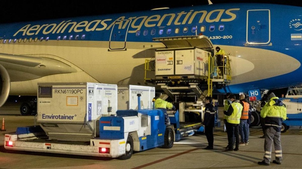 La Argentina recibi&oacute; la noche del mi&eacute;rcoles 1,2 millones de nuevas dosis de vacunas contra el coronavirus en dos vuelos.