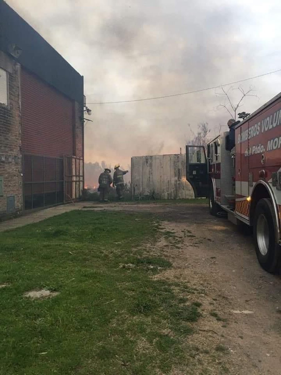 Bomberos trabajan en el incendio en la I Brigada A&eacute;rea El Palomar.