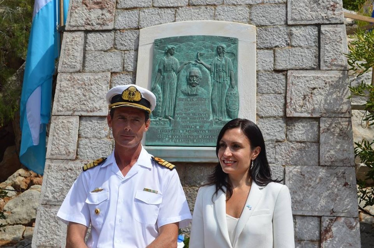 Homenaje a Nicol&aacute;s Jorge en Grecia durante el 2016 con la presencia Ignacio Mart&iacute;n Errecaborde (Capit&aacute;n de la Fragata Libertad) y Mar&iacute;a Carolina P&eacute;rez Colman (Embajadora argentina en Grecia)