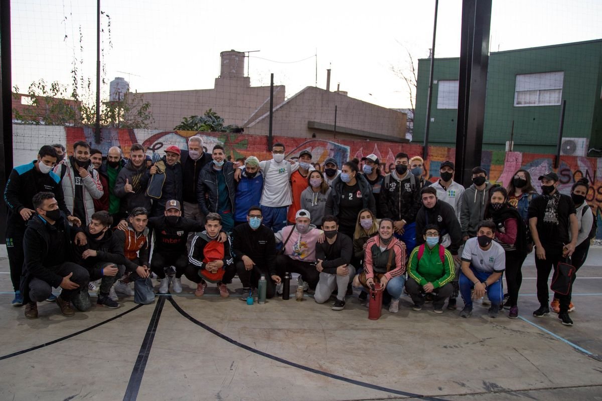 Estudiantes, deportistas y funcionarios estuvieron presentes en la inauguraci&oacute;n del Polideportivo de UNAHUR