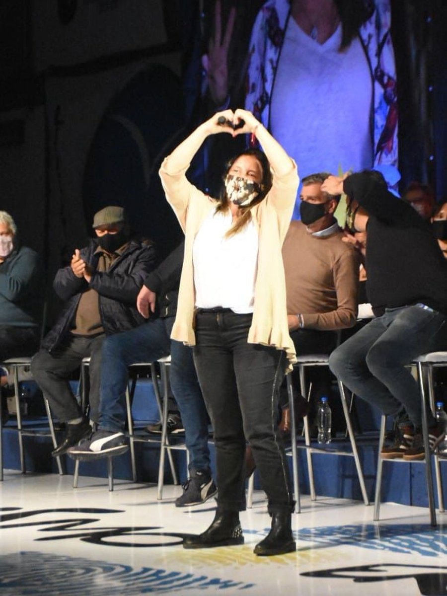 La precandidata a primera concejala de Merlo, Karina Men&eacute;ndez estuvo presente en el cierre de campa&ntilde;a