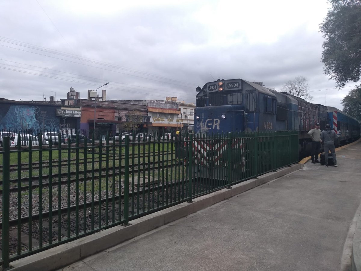 Una formaci&oacute;n del Tren Roca a su salida en el Oeste del Conurbano