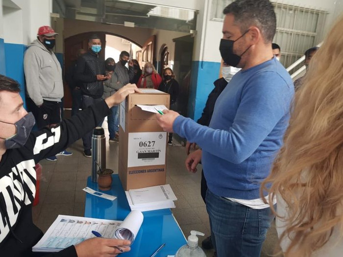 Andr&eacute;s Petrillo, representante de Juntos vot&oacute; estas PASO en una escuela de Villa Ballester