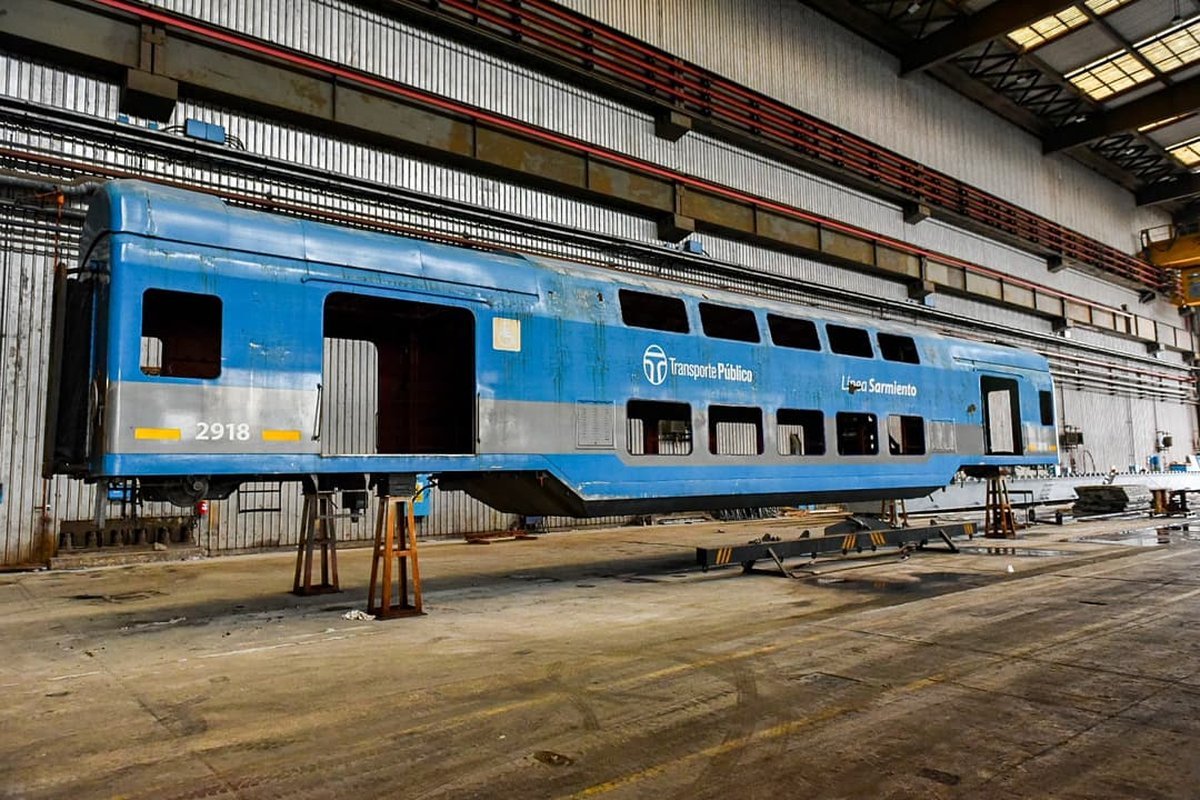 Los trenes doble piso se encontraban guardados en galpones desde que dejaron de usarse