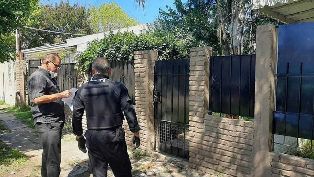 Efectivos policiales le informan del embargo al joven de Moreno, que asisti&oacute; a una fiesta de quince en 2020 con Coronavirus.